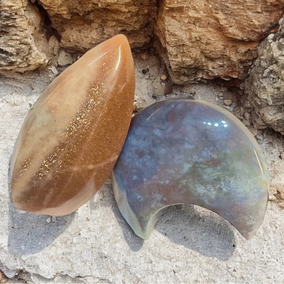 Natural Crystal Palm Stone Duo (Purple Moss Agate/Sunstone) - Picture 1 of 10